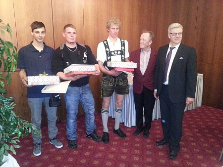 Bild 1: Sie waren die drei besten Klempner (v.l.): Benaja Hartmann (2. Platz), Michael Koch (1. Platz), Florian Besler (3. Platz) zusammen mit Ausbildungsleiter Stanislaus Kaminski und Augsburgs 3. Bürgermeister Hermann Weber.